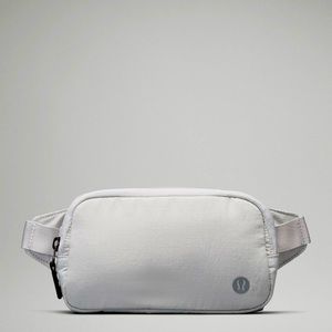 NWT Everywhere Belt Bag with Long Strap 1L gray color